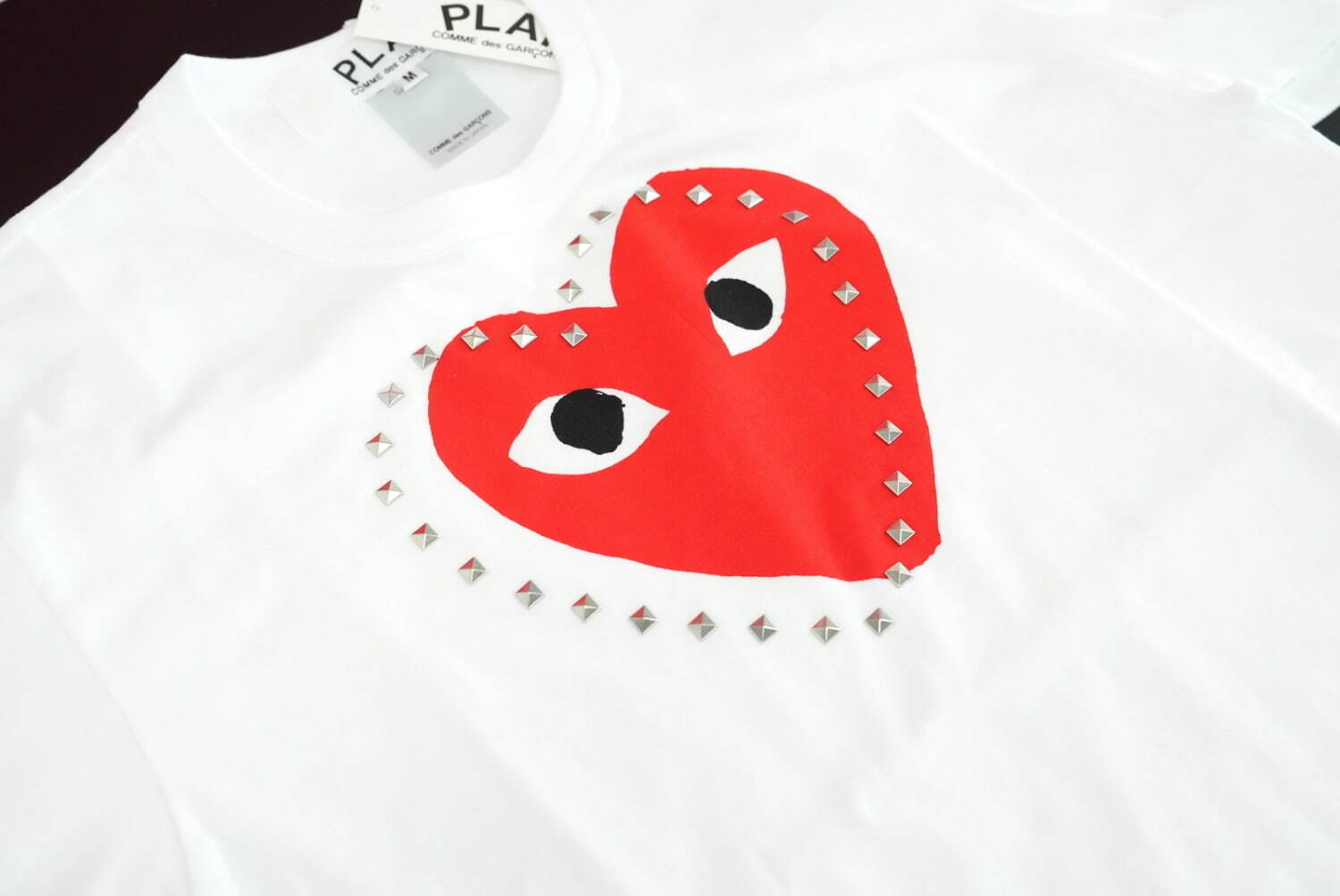 プレイ・コム デ ギャルソン“ハート”モチーフのTシャツ