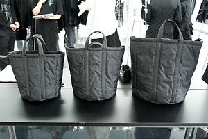 ブラック・コム デ ギャルソン×吉田カバン、オールブラックの中綿入りトートバッグ