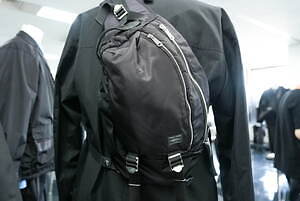 コム デ ギャルソン・オム×ポーターのメンズバッグ、体にぴったりフィットするナイロンボディバッグ|写真9