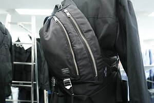 コム デ ギャルソン・オム×ポーターのメンズバッグ、体にぴったりフィットするナイロンボディバッグ|写真10