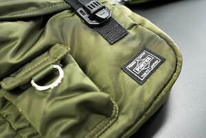 コム デ ギャルソン・オム×ポーターのメンズバッグ、体にぴったりフィットするナイロンボディバッグ|写真3