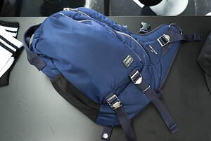 コム デ ギャルソン・オム×ポーターのメンズバッグ、体にぴったりフィットするナイロンボディバッグ|写真8