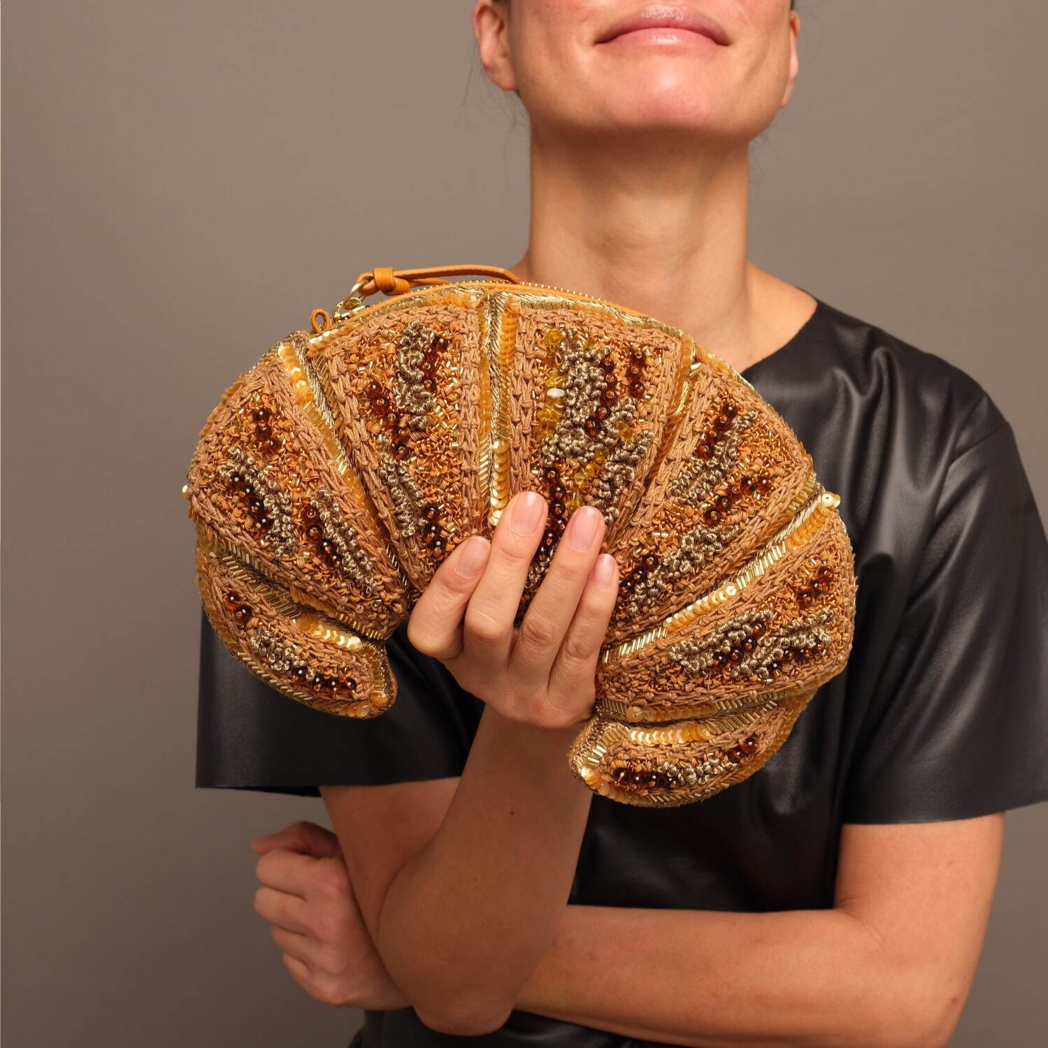 焼きたてクロワッサン”そっくりビーズ刺繍バッグ、フランス発