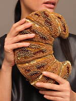 “焼きたてクロワッサン”そっくりビーズ刺繍バッグ、フランス発ジャマン・ピュエッシュから｜写真1