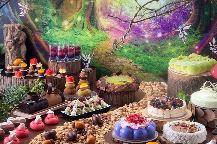 スイーツビュッフェ｜ヒルトン大阪“妖精が棲む”神秘的な森のスイーツビュッフェ、青い花のケーキ＆どんぐり型菓子など