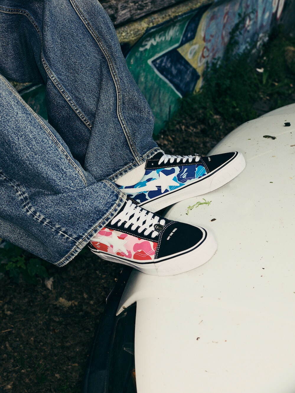 ア ベイシング エイプ×VANSコラボスニーカー、アシンメトリーな