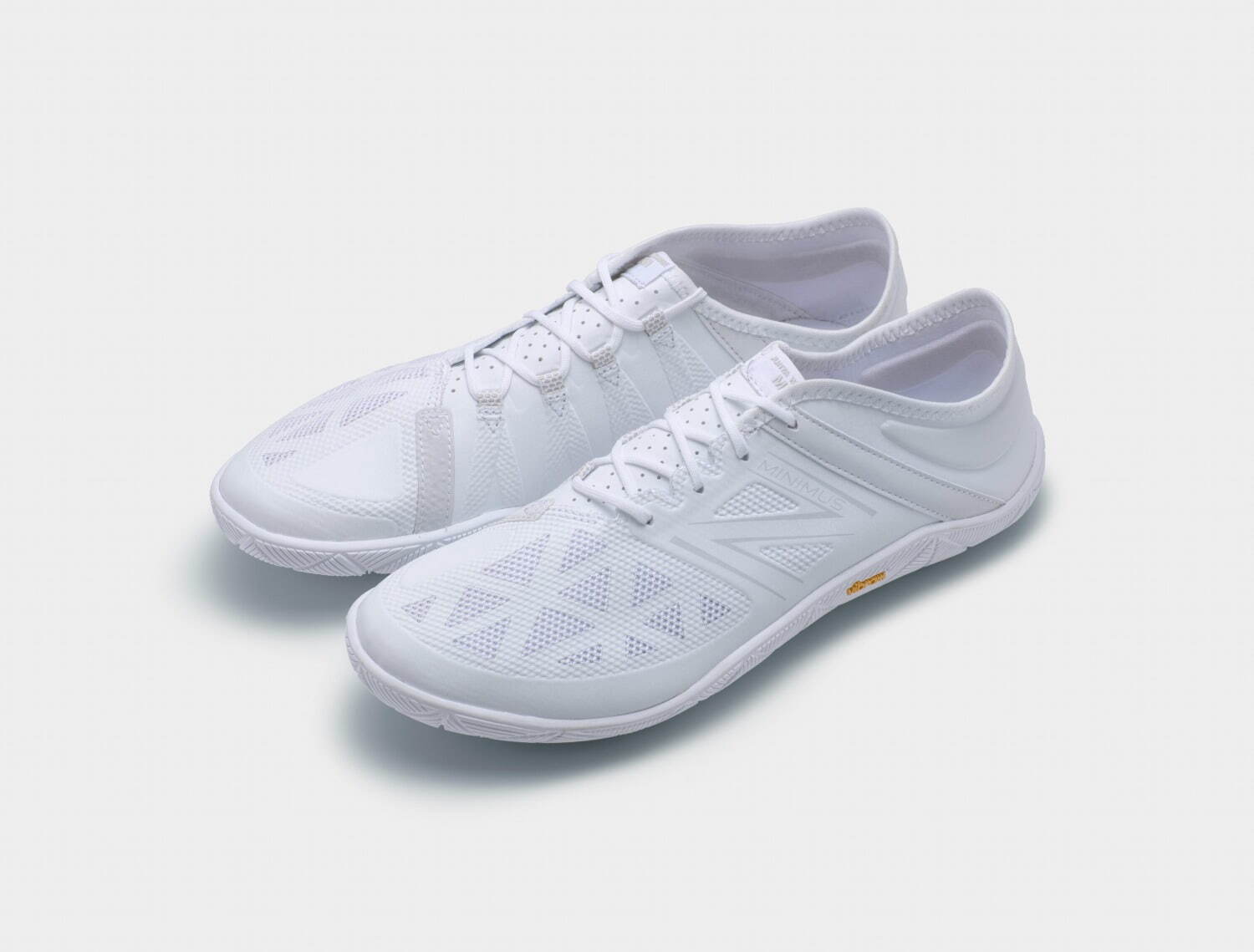 ジュンヤ ワタナベ マン×ニューバランスの白／黒スニーカー、“裸足に近い”ミニマルなシューズ｜写真19