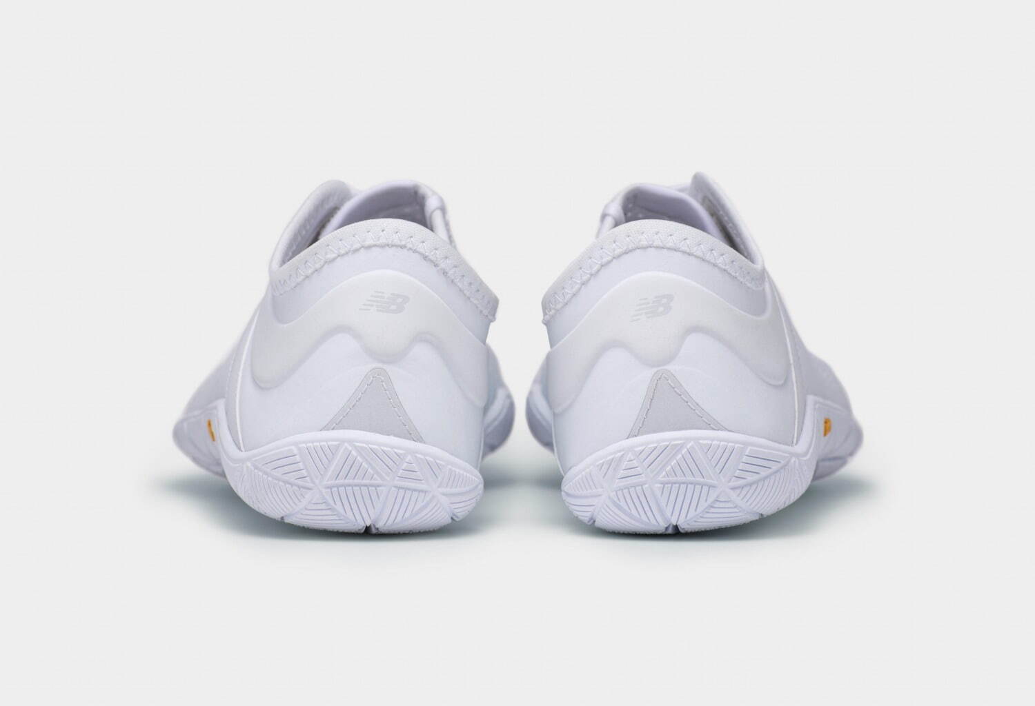 ジュンヤ ワタナベ マン×ニューバランスの白／黒スニーカー、“裸足に近い”ミニマルなシューズ｜写真21