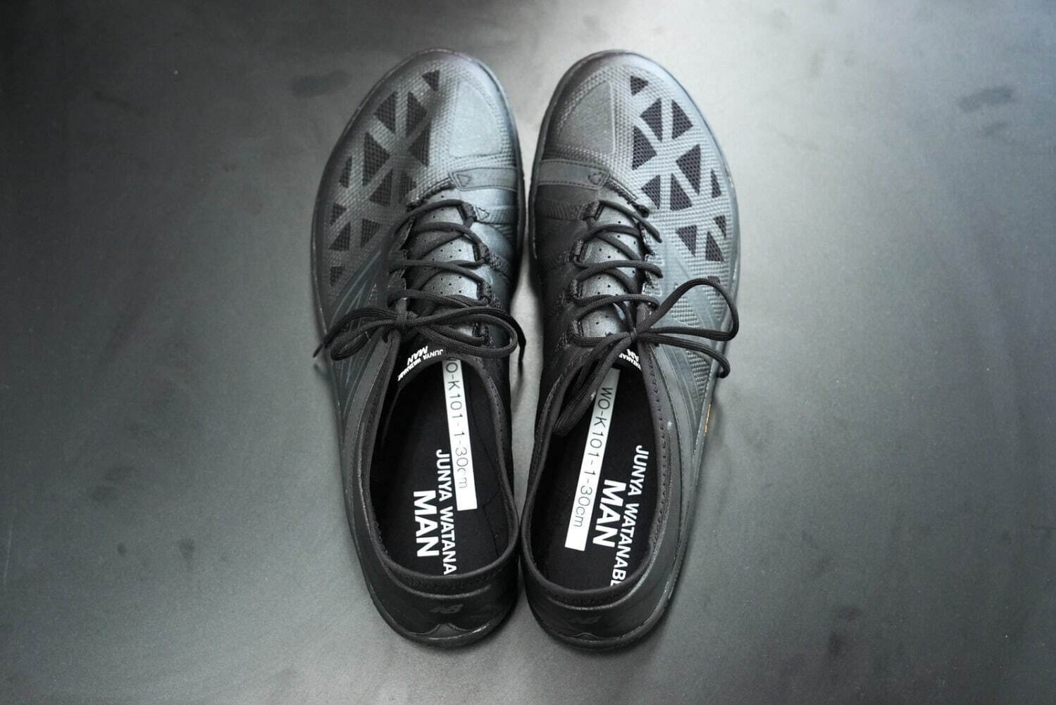 ジュンヤ ワタナベ マン×ニューバランスの白／黒スニーカー、“裸足に近い”ミニマルなシューズ｜写真5