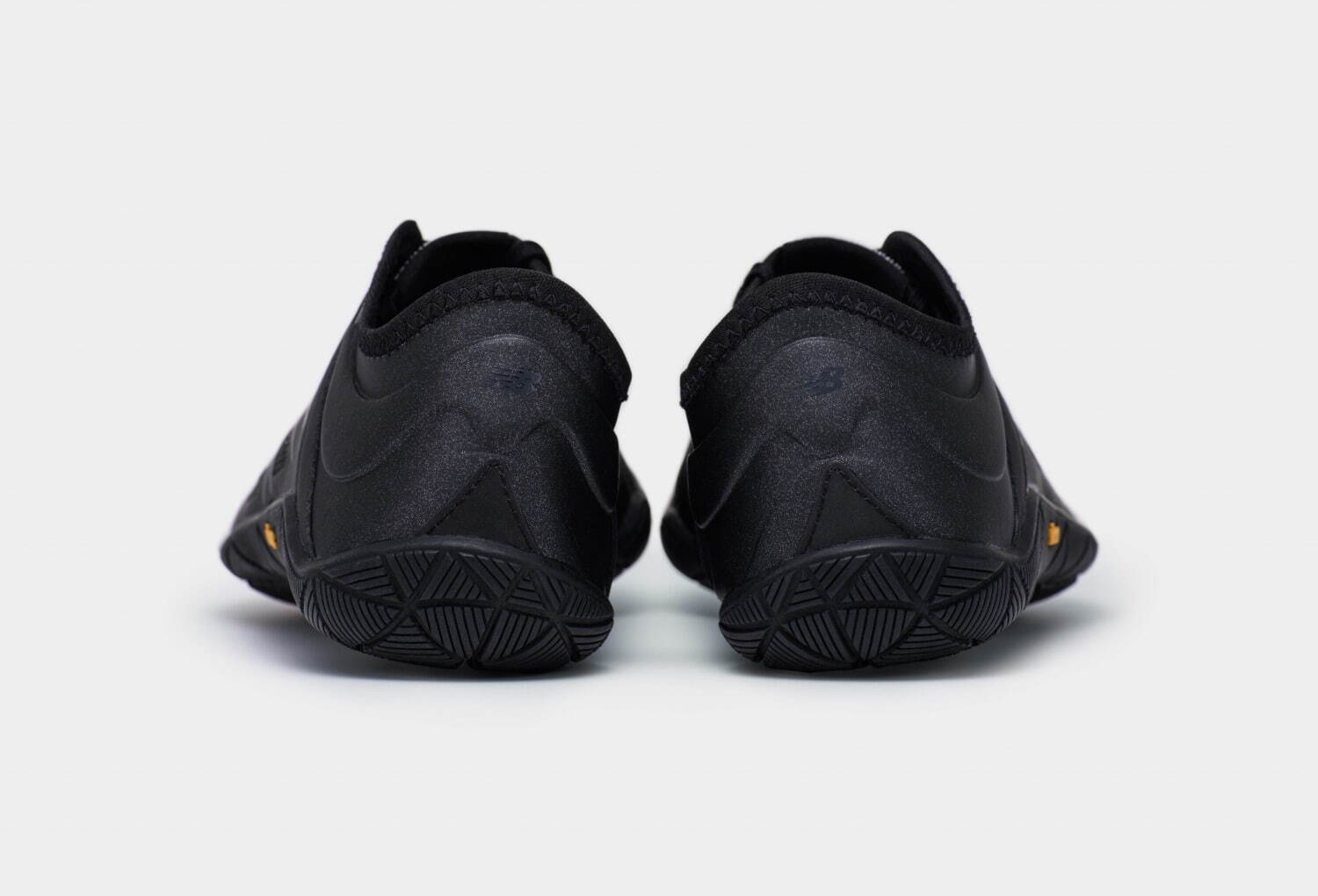 ジュンヤ ワタナベ マン×ニューバランスの白／黒スニーカー、“裸足に近い”ミニマルなシューズ｜写真17