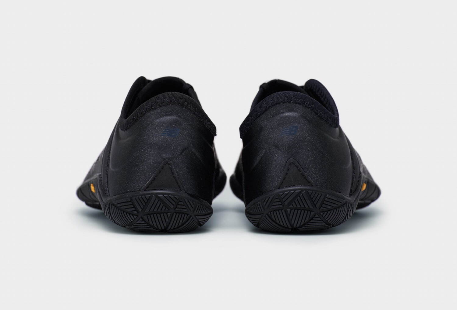 ジュンヤ ワタナベ マン×ニューバランスの白／黒スニーカー、“裸足に近い”ミニマルなシューズ｜写真24