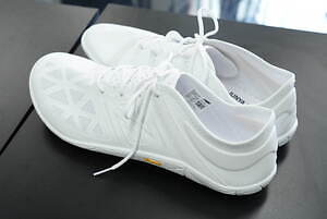 ジュンヤ ワタナベ マン×ニューバランスの白／黒スニーカー、“裸足に近い”ミニマルなシューズ｜写真10