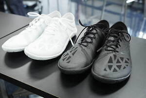 ジュンヤ ワタナベ マン×ニューバランスの白／黒スニーカー、“裸足に近い”ミニマルなシューズ｜写真1