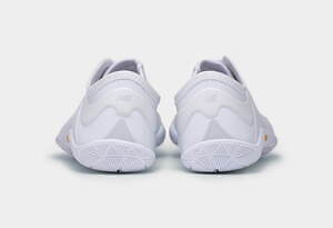 ジュンヤ ワタナベ マン×ニューバランスの白／黒スニーカー、“裸足に近い”ミニマルなシューズ｜写真21