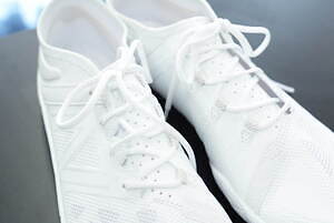 ジュンヤ ワタナベ マン×ニューバランスの白／黒スニーカー、“裸足に近い”ミニマルなシューズ｜写真11