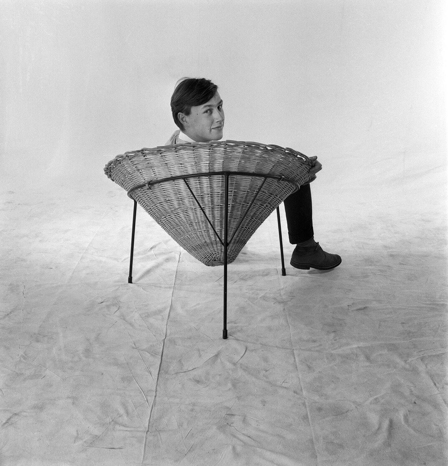 コンランと彼がデザインした「コーン・チェア」
1952年撮影 レイモンド・ウィリアムズ・エステート蔵
Photo © Estate of Raymond Williams