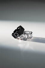 リーフェ ジュエリーの幾何学模様リング、シックなブラックスピネルや“輝く”ホワイトトパーズを配して｜写真3