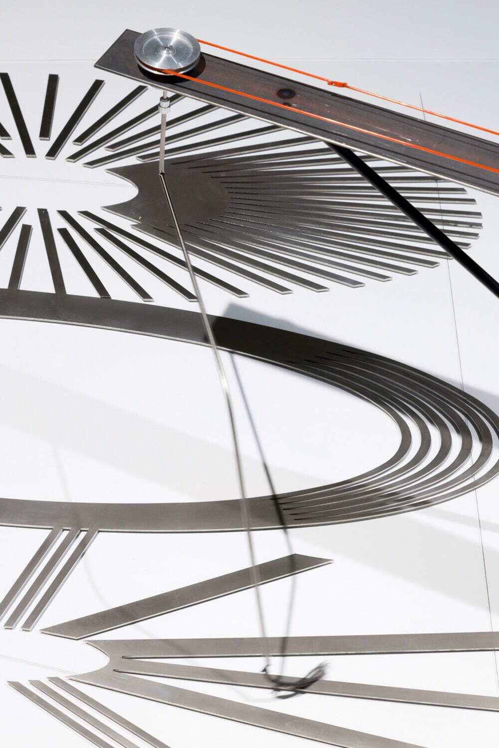 毛利悠子 《めくる装置、3つのヴェール》 2018年-
「キュレトリアル・スタディズ12:泉/Fountain 1917-2017 Case5:散種 by 毛利悠子」展示風景、
2018年、京都国立近代美術館 写真:Yuki Moriya