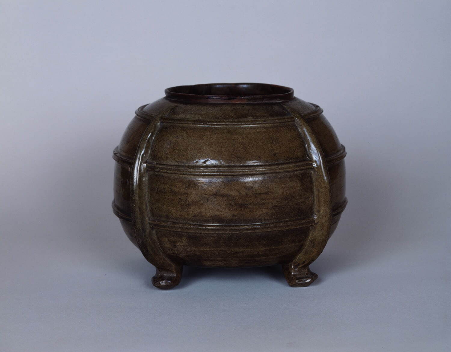 重要文化財 《緑釉四足壺》 自織田有楽 贈昕叔顕晫 一口 平安時代 慈照院蔵 ［通期展示］