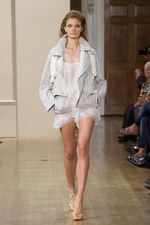 ジュリアン マクドナルドの華やかで繊細なコレクション　ロンドン・ファッション・ウィーク2011年春夏｜写真1