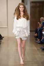 ジュリアン マクドナルドの華やかで繊細なコレクション　ロンドン・ファッション・ウィーク2011年春夏｜写真3