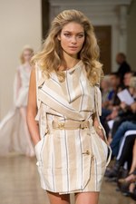 ジュリアン マクドナルドの華やかで繊細なコレクション　ロンドン・ファッション・ウィーク2011年春夏｜写真8