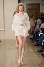 ジュリアン マクドナルドの華やかで繊細なコレクション　ロンドン・ファッション・ウィーク2011年春夏｜写真15