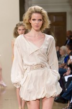 ジュリアン マクドナルドの華やかで繊細なコレクション　ロンドン・ファッション・ウィーク2011年春夏｜写真16