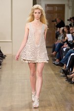 ジュリアン マクドナルドの華やかで繊細なコレクション　ロンドン・ファッション・ウィーク2011年春夏｜写真32