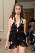 ジュリアン マクドナルドの華やかで繊細なコレクション　ロンドン・ファッション・ウィーク2011年春夏｜写真36