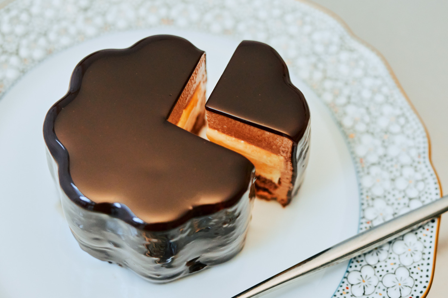 フランボワーズ｜メゾンカカオ初のカフェ併設ショップが東京・丸の内に、店舗限定“できたて”生フォンダンやケーキ