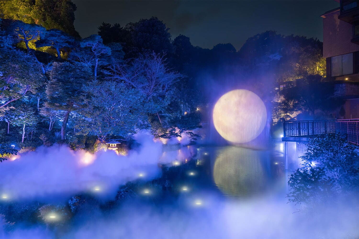 雲海スポット｜ホテル椿山荘東京の庭園に“月”が出現、雲海スクリーンを使った秋の空間演出