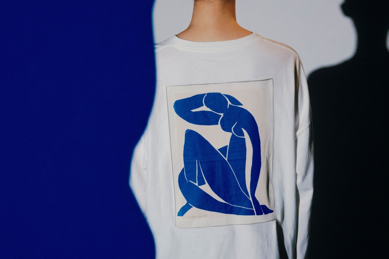 エミ×アンリ・マティス、名画《青い裸婦》のアートを配したサテンワンピース＆ロンTなど