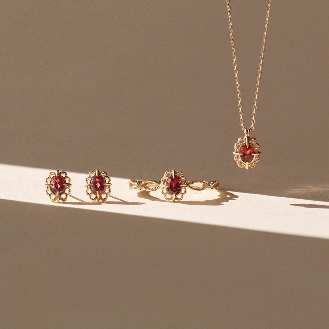 「ガーネット」ピアス 37,400円、リング 53,900円、ネックレス 37,400円
