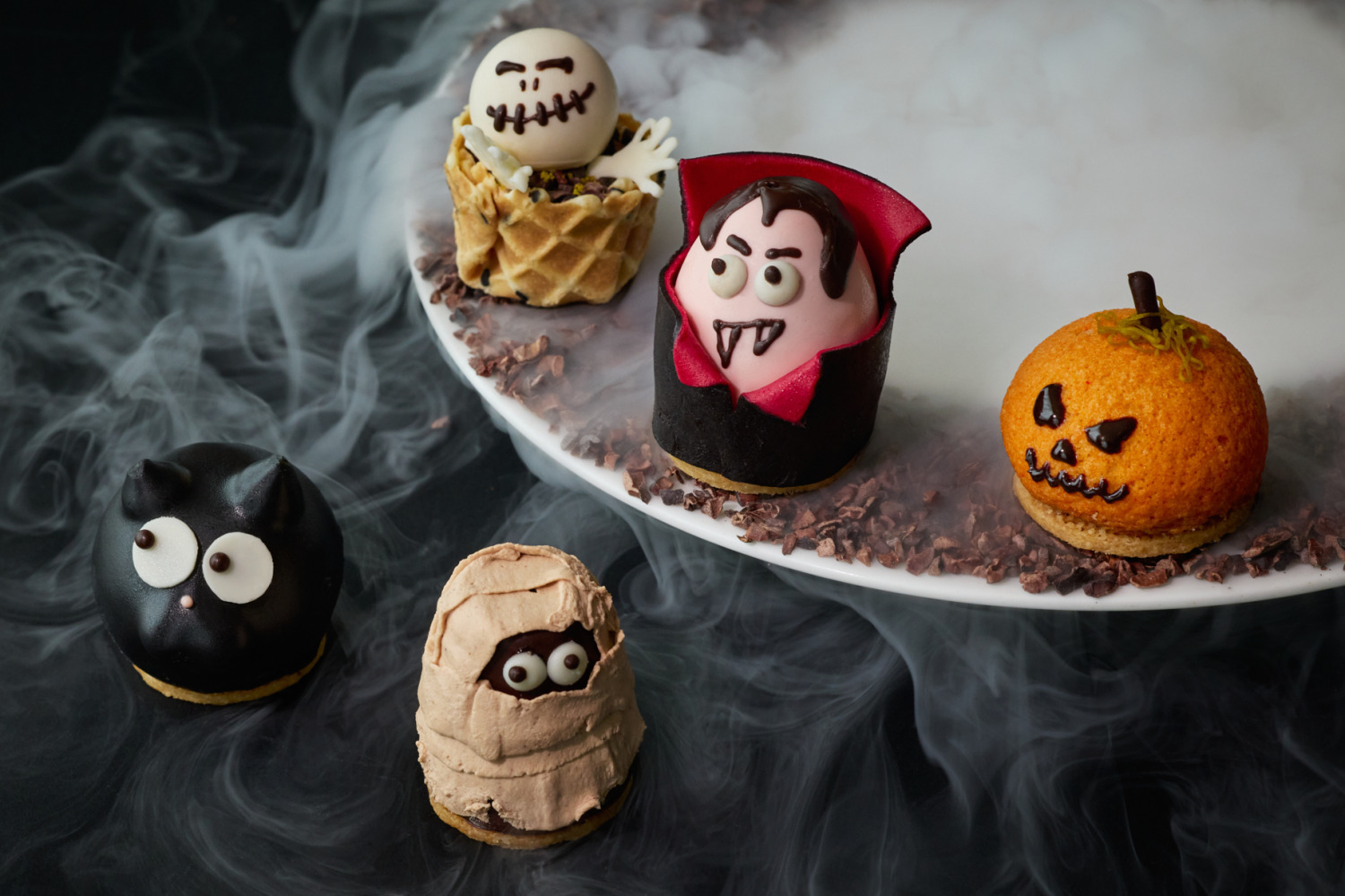 フォーシーズンズホテル丸の内 東京のハロウィン アフタヌーンティー、“黒猫”ケーキやパンプキンシュー