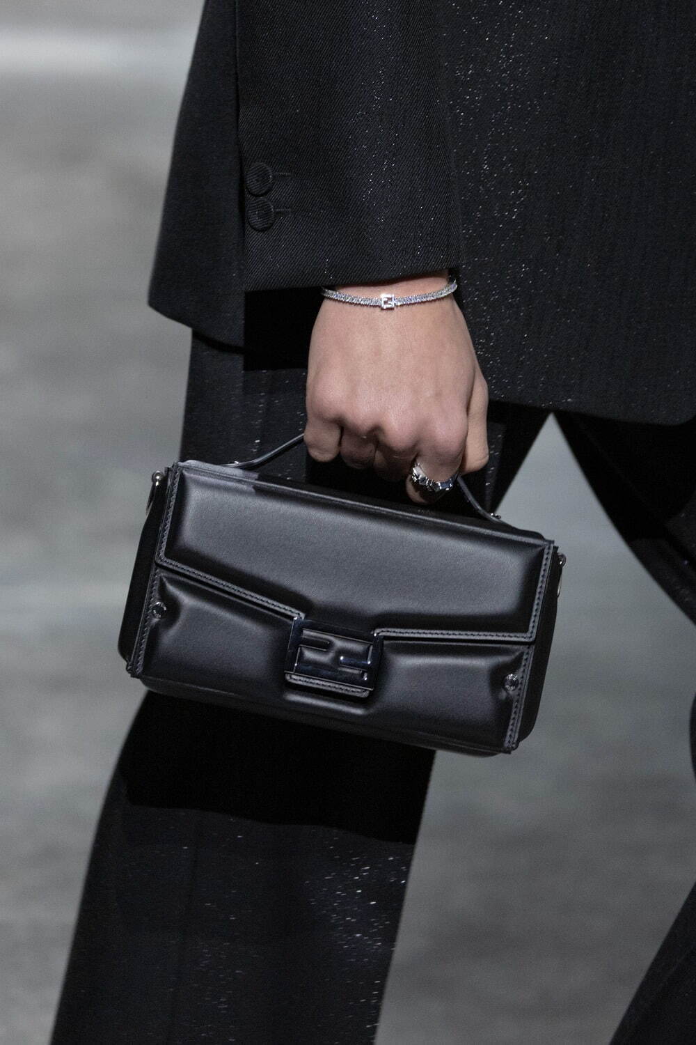 セレリア ソフトトランク バゲット カーフレザー ブラック | Fendi