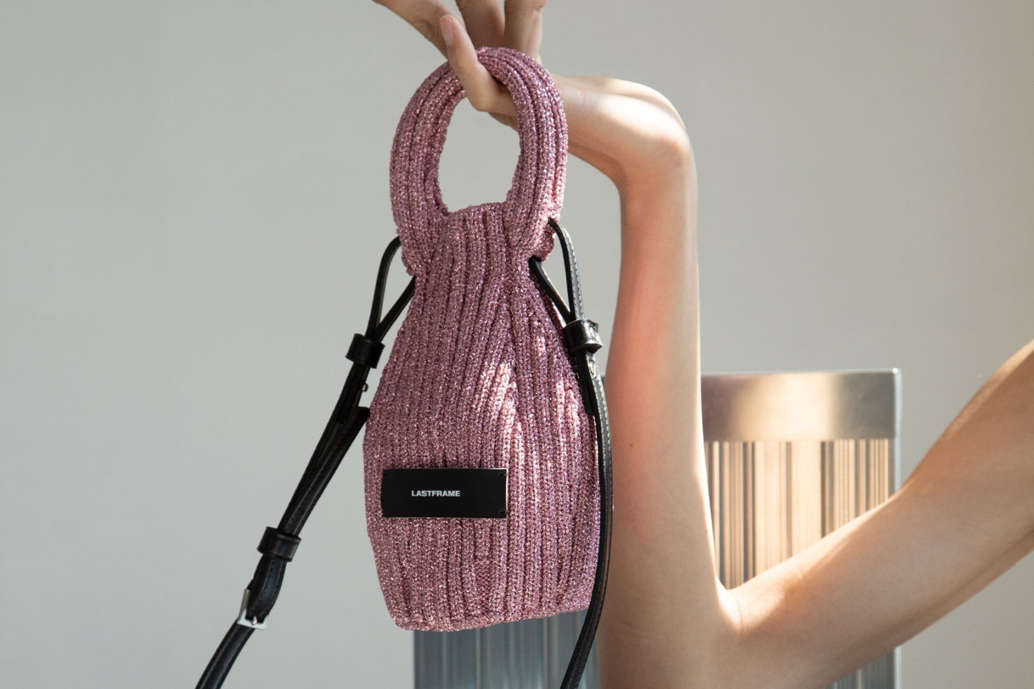 ラストフレーム24年秋冬バッグ、“日本の伝統色”リバーシブルトート＆ラメ入りミニバッグ