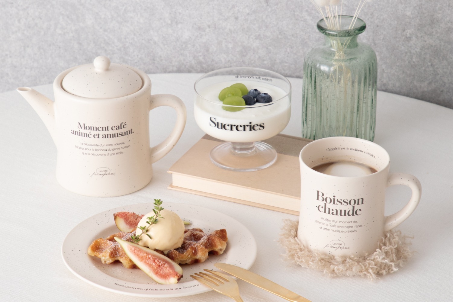 マグカップ｜フランフラン“カフェ風”ロゴ×くすみカラーのセラミック食器、もこもこファーのコースターも