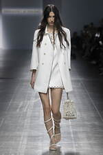 エルマンノ シェルヴィーノ 2025年春夏コレクション - テーラリングで解放する新たな女性像｜写真4