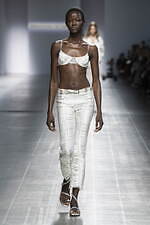 エルマンノ シェルヴィーノ 2025年春夏コレクション - テーラリングで解放する新たな女性像｜写真13