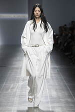 エルマンノ シェルヴィーノ 2025年春夏コレクション - テーラリングで解放する新たな女性像｜写真16