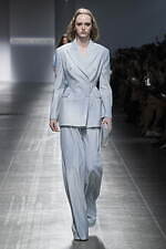 エルマンノ シェルヴィーノ 2025年春夏コレクション - テーラリングで解放する新たな女性像｜写真36