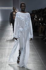 エルマンノ シェルヴィーノ 2025年春夏コレクション - テーラリングで解放する新たな女性像｜写真45