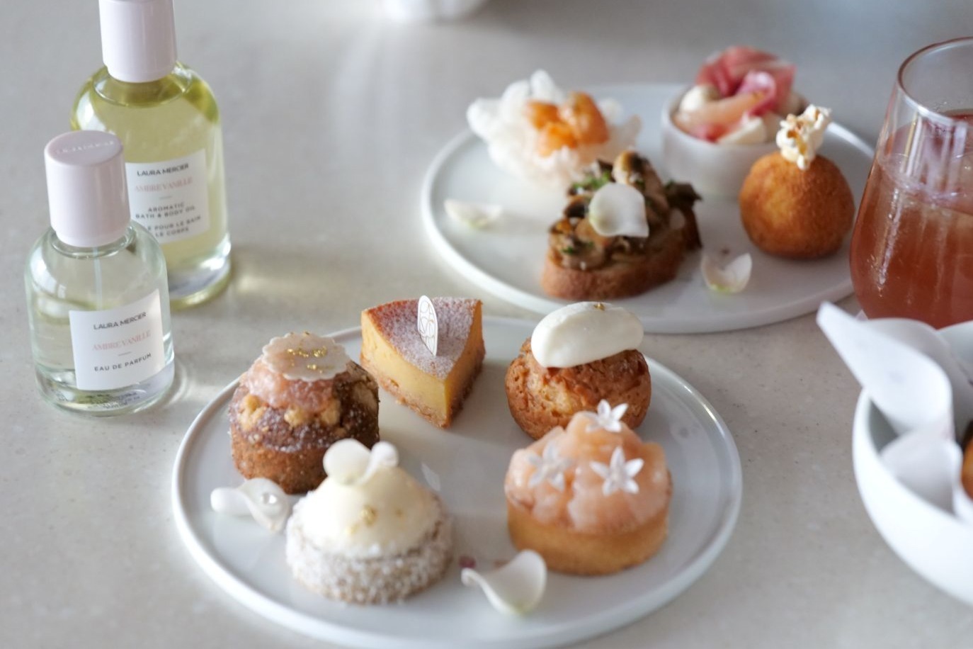 ローラ メルシエ人気の香り「アンバーバニラ」テーマのアフタヌーンティー、代官山・ペイサージュで｜フォレストゲート代官山(メイン棟)