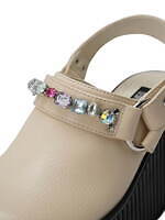 パメオポーズ24年秋冬、“落書きデザイン”のパールハンドル付きバッグ＆ビジュー煌めく厚底サボサンダル｜写真6