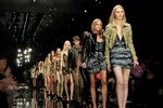 バーバリー プローサム(BURBERRY PRORSUM)、2011年春夏ウィメンズコレクション｜写真0