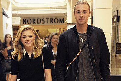 スクール｜クロエ・モレッツが全身サンローランのスタイルを披露 - 兄との“ペアルック”にも注目！