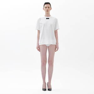 ドレスドアンドレスド、“フロントにロゴパッチ”Tシャツ＆“表裏を反転”ブリーフパンツ｜写真1