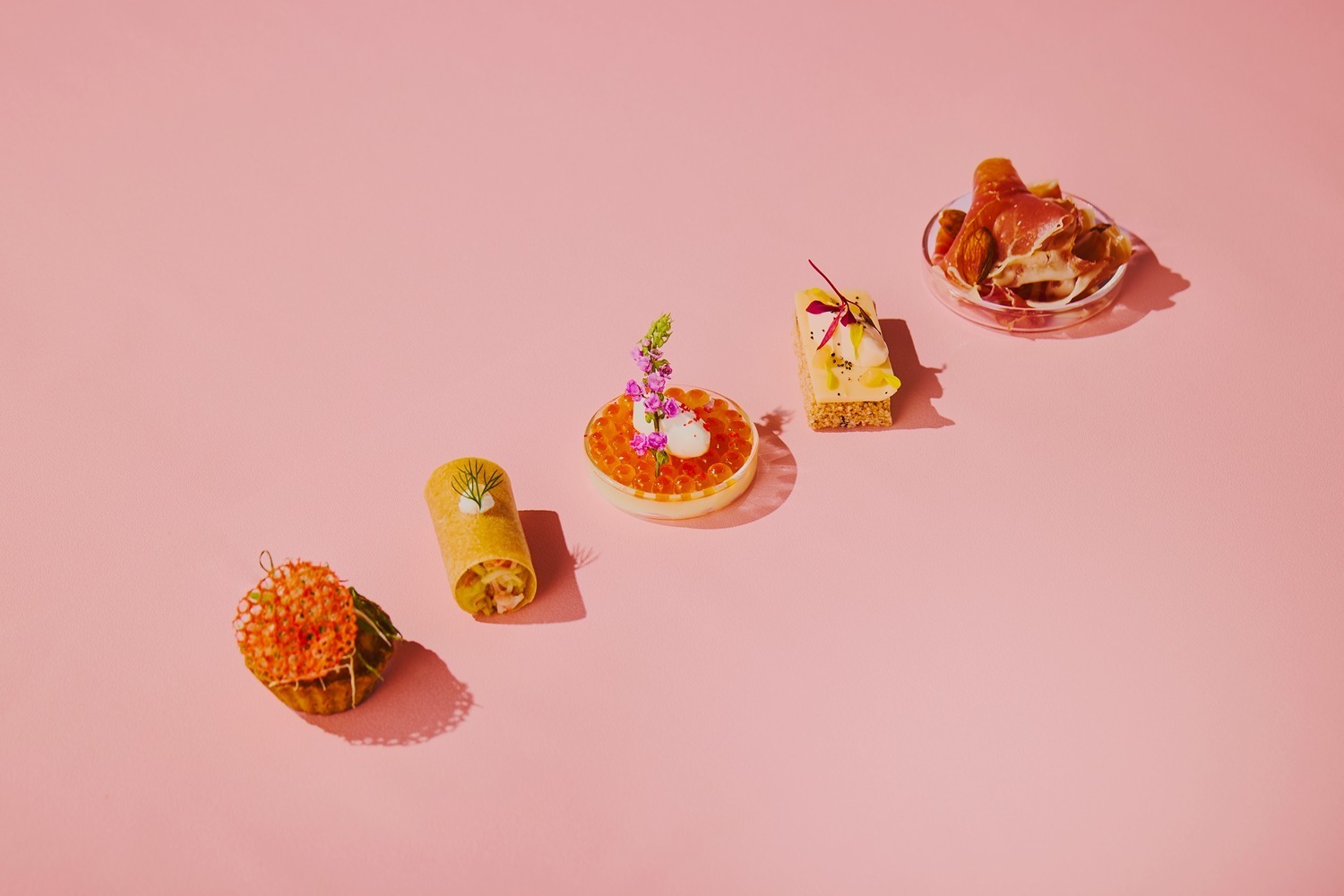 大阪ステーションホテル“甘くジューシーな桃”が主役のアフタヌーンティー、華やかな桃×レモンのパフェ｜写真4