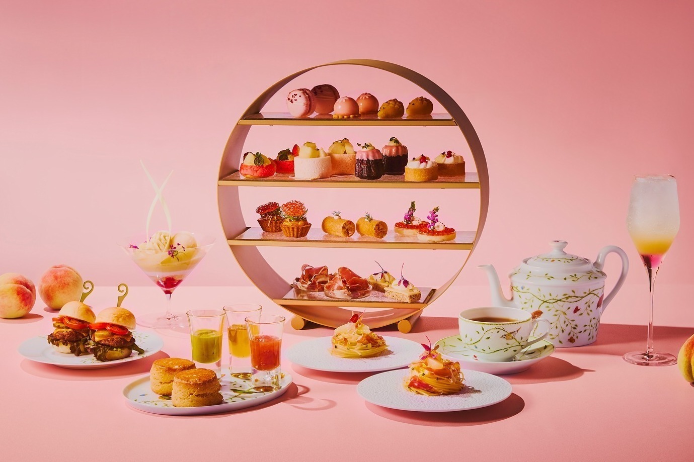 大阪ステーションホテル“甘くジューシーな桃”が主役のアフタヌーンティー、華やかな桃×レモンのパフェ
